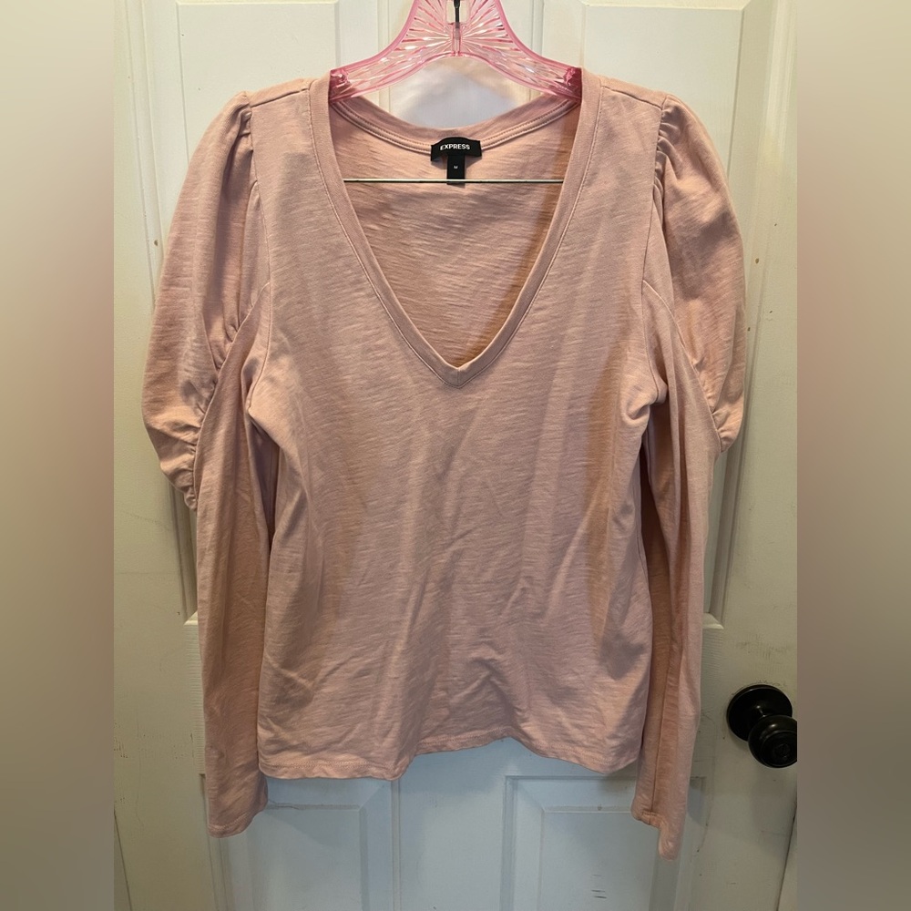 LIKE NEW Express Women’s V-Neck Puff Sleeved Top in Pink - Sz Medium